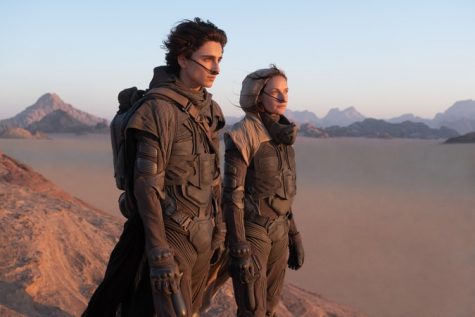 Paul Atreides (Timothee Chalamet) and Lady Jessica Atreides (Rebecca Ferguson) in Dune (2021).