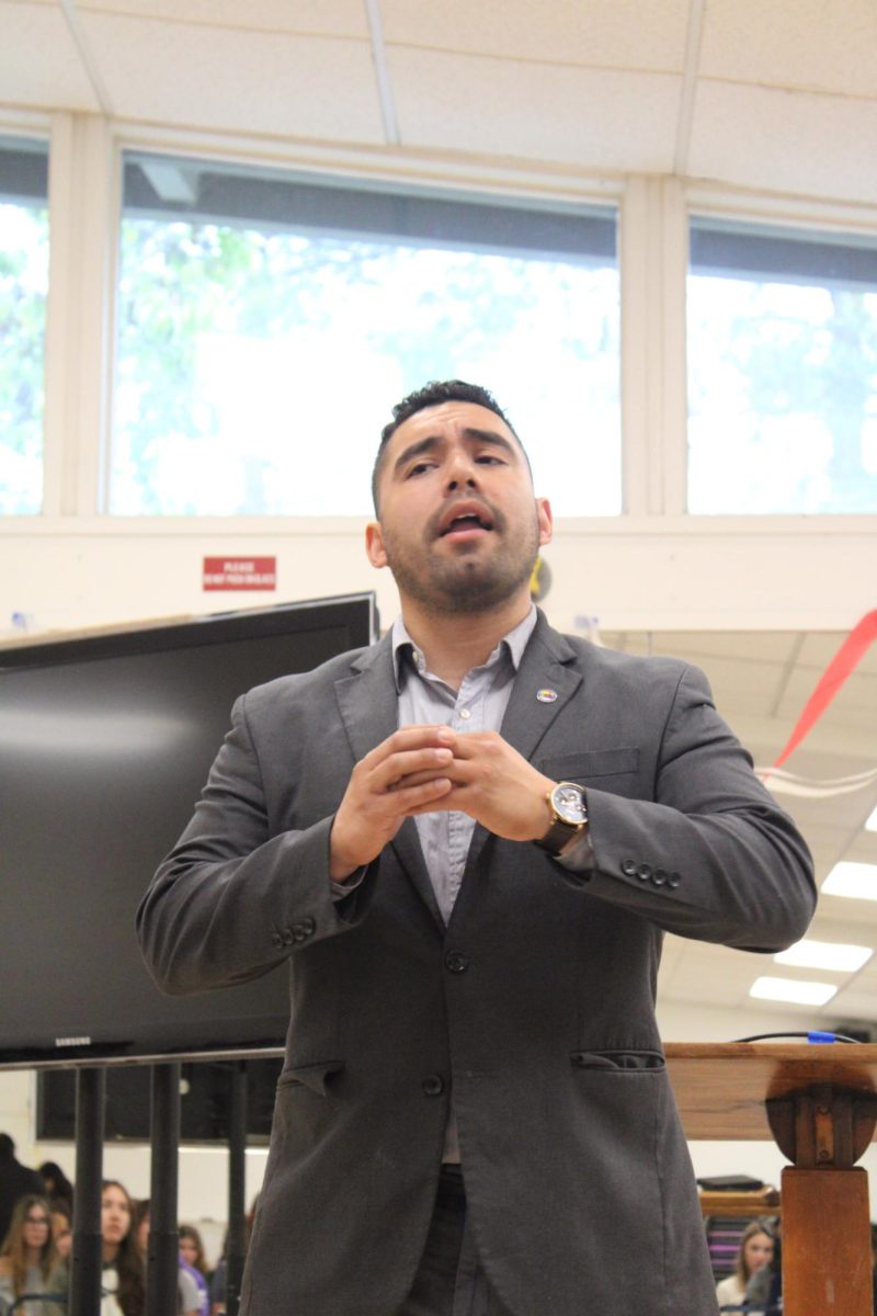Speaking to the crowd — former mayor of the City of East Palo Alto and the current poet laureate for San Mateo County, Antonio López, speaks to the teens about their vital role in the future of politics. “It's always been young people who made the difference,” Lo
