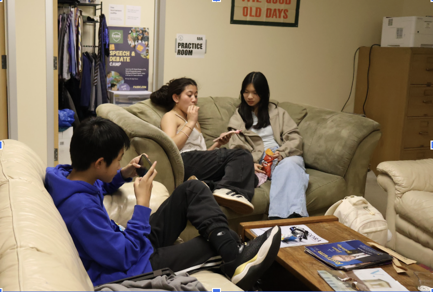 CHILLING OUT Speech and Debate students relax and enjoy snacks before practice after school in P6. Sophomore Kyle Greenberg said he routinely uses this space to connect with peers. “When school ends, we all go [to P6] on Mondays and Tuesdays and there are all these people from different events,” Greenberg said. “It's such a nice area to hang out with people in.”