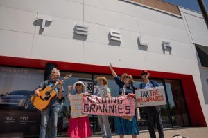 JOINING FORCES — Howling in Stanford Shopping Center as The Wolves gather with the Raging Grannies outside of the Tesla Store for a Saturday afternoon protest. Participating member Matt Schlegel describes how Tesla is a key representation of the government's current issues.“Tesla became kind of a vocal point for protesting the, essentially, the authoritarian takeover of our government,” Schlegel said.
